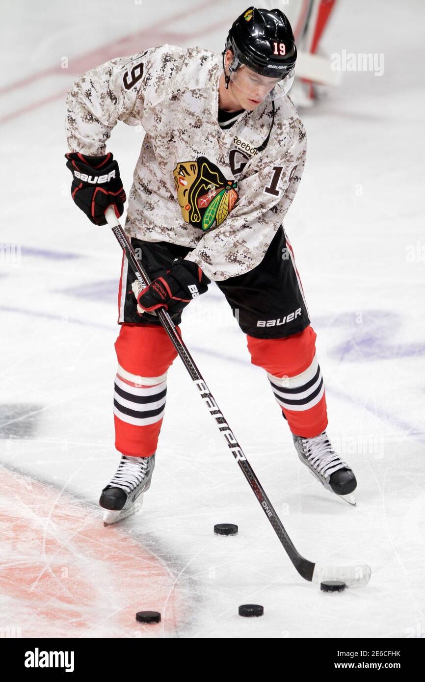 Chicago Blackhawks Jonathan Toews warms up in a camouflage jersey for  Veterans Day before playing the Calgary Flames in their NHL hockey game in  Chicago, November 11, 2011. REUTERS/John Gress (UNITED STATES -