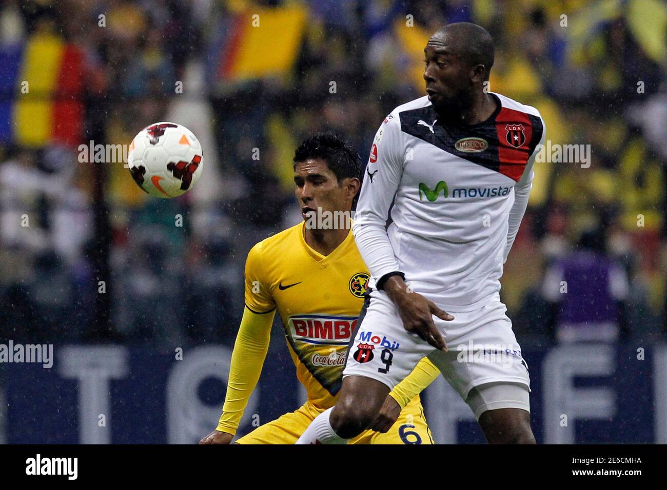 Jerry Palacios (R) of Costa Rica's Alajuelense challenges Juan Valenzuela  of Mexico's America during their CONCACAF Champions League soccer match  against at Azteca stadium in Mexico City October 22, 2013. REUTERS/Edgard  Garrido (