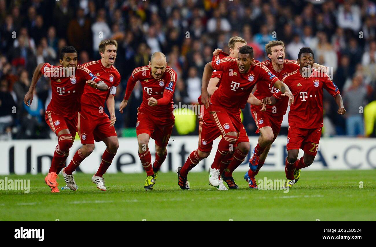Bayern Munich's players celebrate victory against Real Madrid after their Champions  League semi-final second leg soccer match at Santiago Bernabeu stadium in  Madrid, April 25, 2012. REUTERS/Felix Ordonez (SPAIN - Tags: SPORT