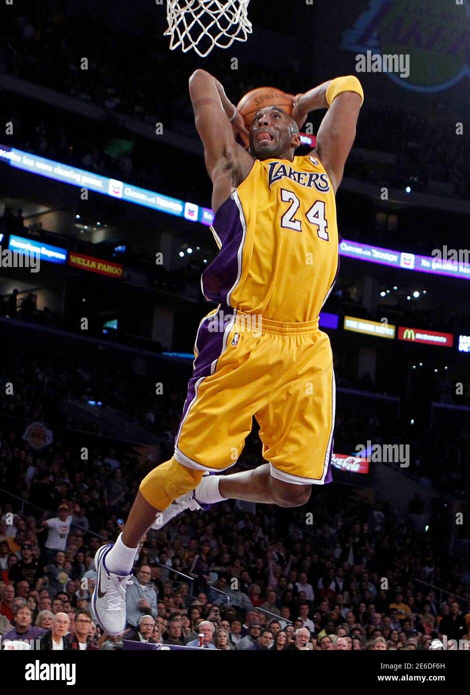 Los Angeles Lakers Kobe Bryant slam dunks against the Sacramento Kings  during their NBA basketball game in Los Angeles, California, January 28,  2011. REUTERS/Lucy Nicholson (UNITED STATES - Tags: SPORT BASKETBALL IMAGES