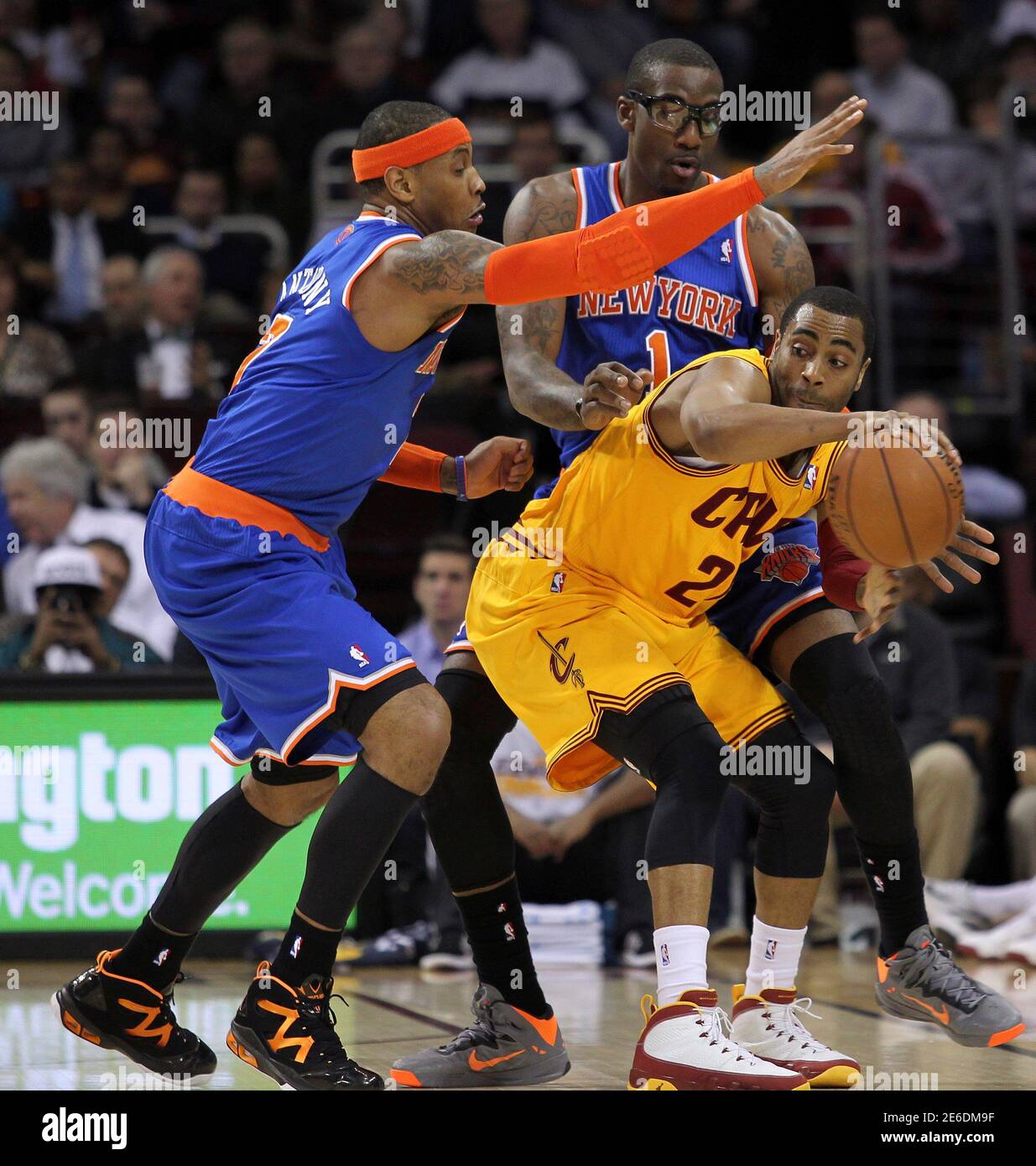 New York Knicks' Carmelo Anthony (L) and Amar'e Stoudemire (1) defend  Cleveland Cavaliers' Wayne Ellington (21) during the first quarter of their  NBA basketball game in Cleveland March 4, 2013. REUTERS/Aaron Josefczyk (