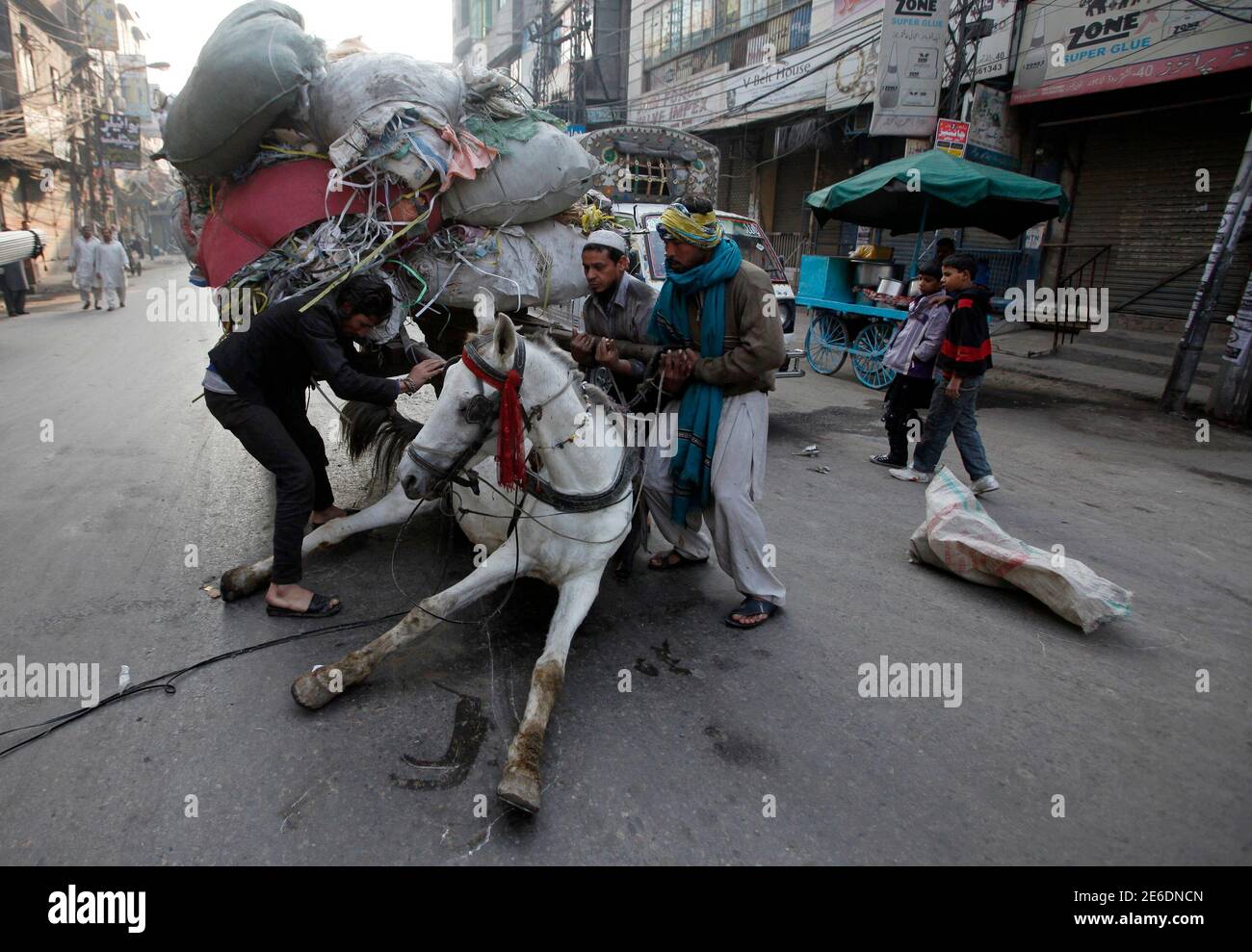 Overloaded cart horse hires stock photography and images Alamy
