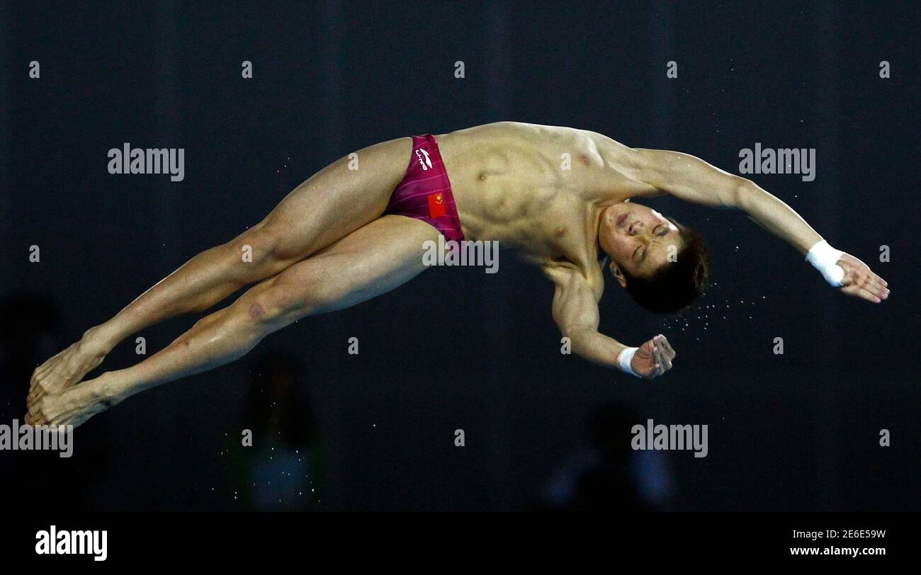 Cao Yuan of China competes in the men's 10m platform diving final at the 16th Asian Games in Guangzhou, Guangdong province, November 26, 2010.  REUTERS/Jason Lee (CHINA  - Tags: SPORT DIVING) Stock Photo
