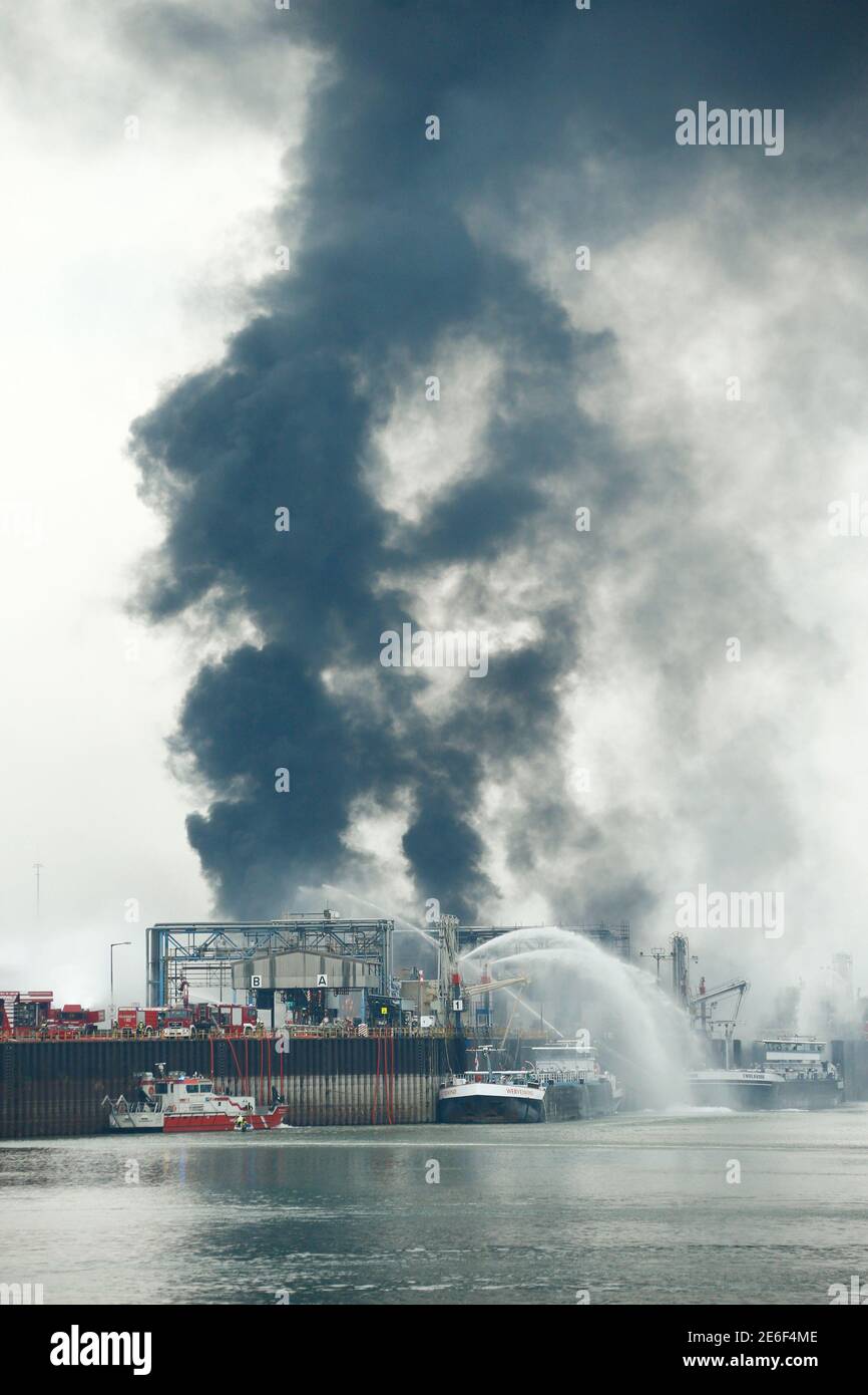 Basf explosion fire at ludwigshafen hi-res stock photography and images ...