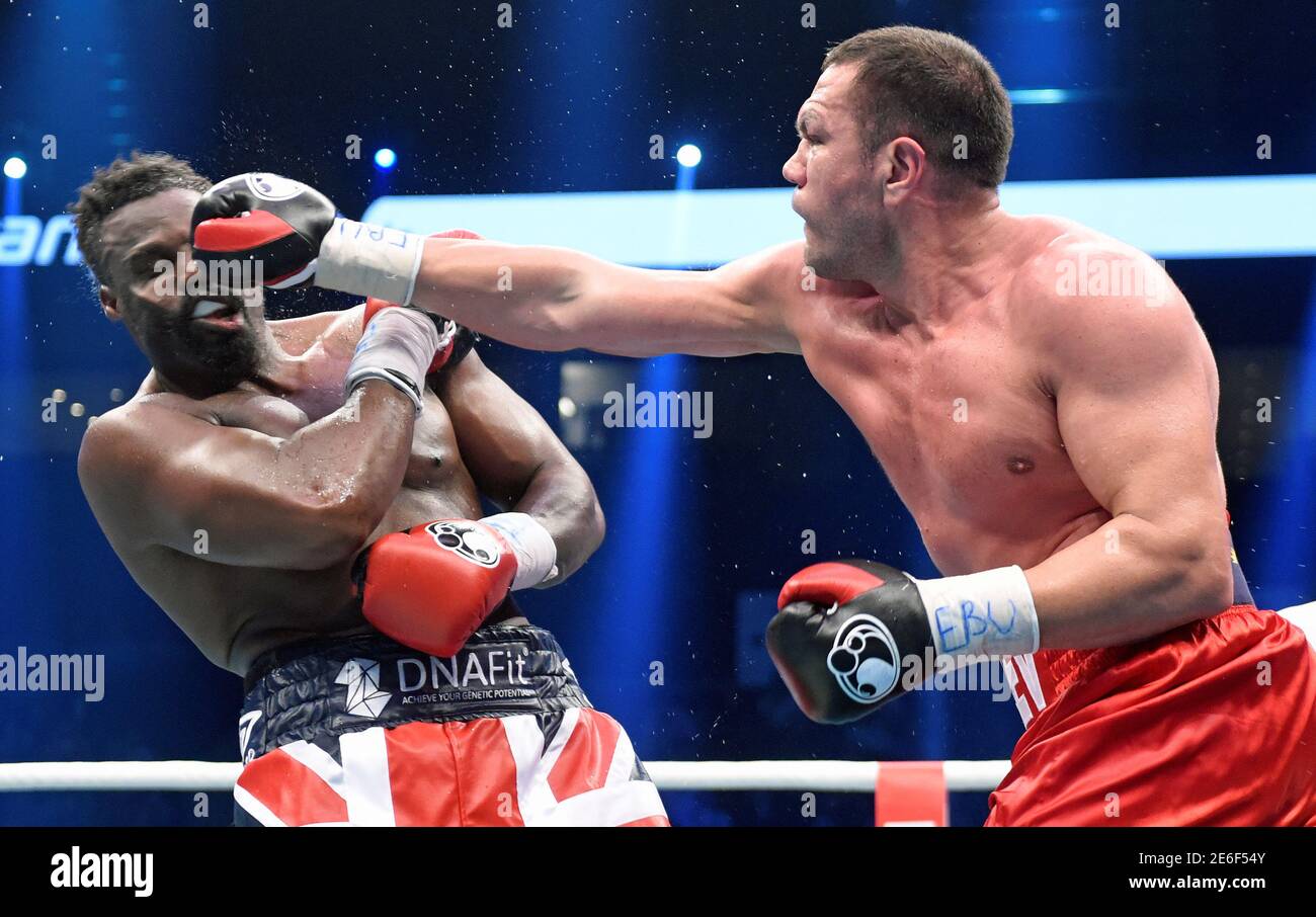 Boxing - European boxing heavyweight championship fight - Hamburg, Germany - 7/5/16 -Bulgaria's Kubrat Pulev (R) lands a punch against England's Dereck Chisora REUTERS/Fabian Bimmer Stock Photo