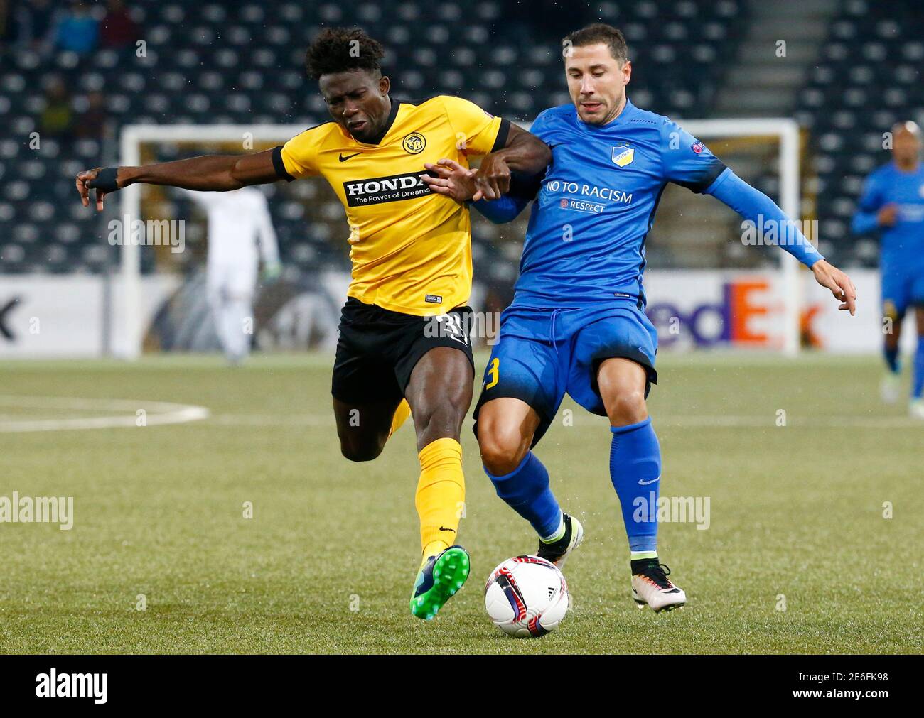 Football Soccer - BSC Young Boys v Apoel FC - UEFA Europa League group  stage - Stade de Suisse, Bern, Switzerland - 20/10/16 BSC Young Boys' Sekou  Sanogo fights for the ball