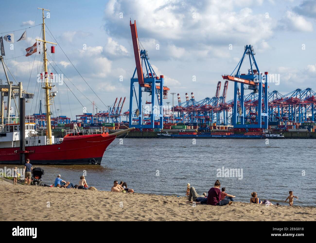 locals-and-tourists-relaxing-in-the-sun-on-the-sandy-elbstrand-beach-on-the-river-elbe-opposite-hamburg-docks-in-germany-stock-photo-alamy