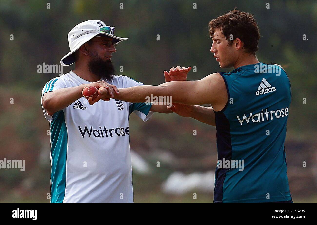 Cricket England Team Practice Session Dr Y S Rajasekhara Reddy Aca Vdca Cricket Stadium Visakhapatnam India 16 11 16 England S Zafar Ansari Is Helped By Saqlain Mushtaq Reuters Danish Siddiqui Stock Photo Alamy