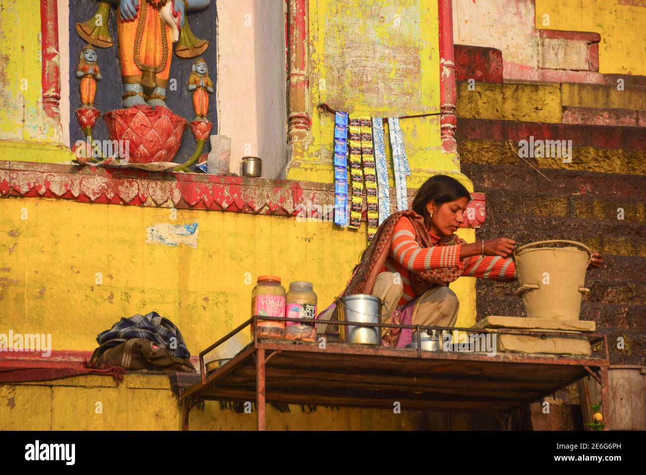 Tea Chai vendor, Ghats, Varanasi, India Stock Photo Alamy