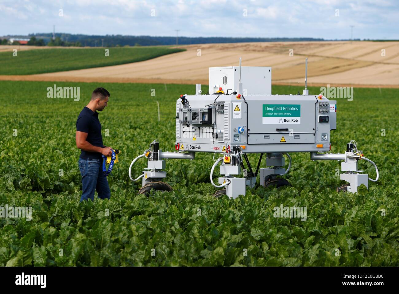 A Bosch employee controls a deep field robot called "BoniRob" at a field in  Renningen near Stuttgart, Germany July 29, 2016. REUTERS/Michaela Rehle  Stock Photo - Alamy