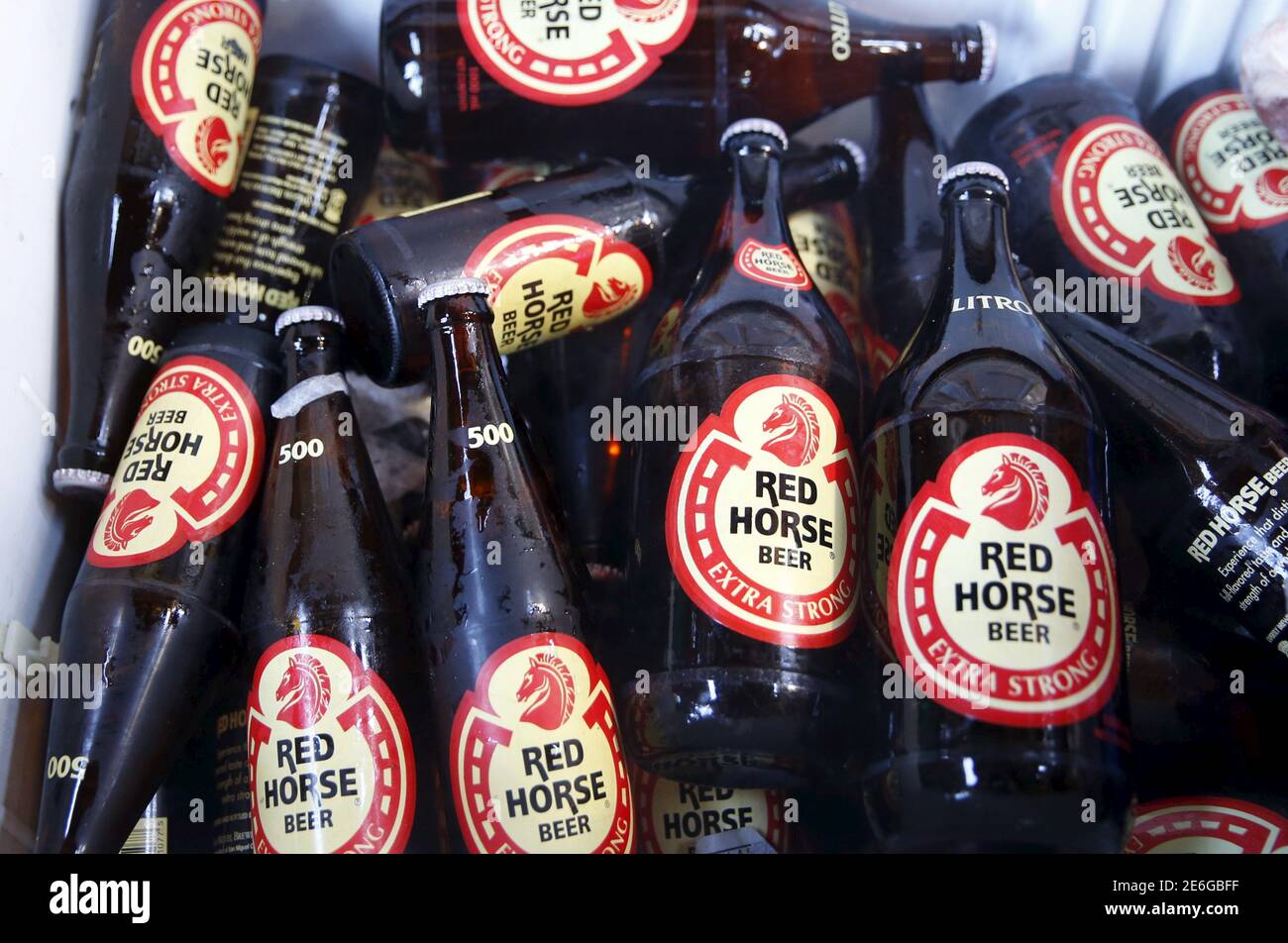 Red horse beer hi-res stock photography and images - Alamy