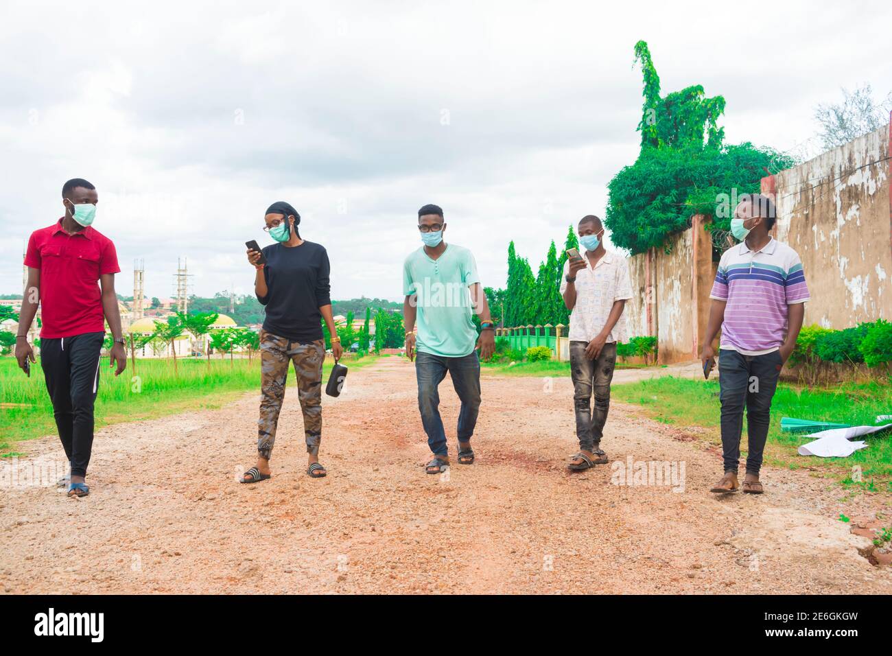 Black men wearing masks hi-res stock photography and images - Alamy