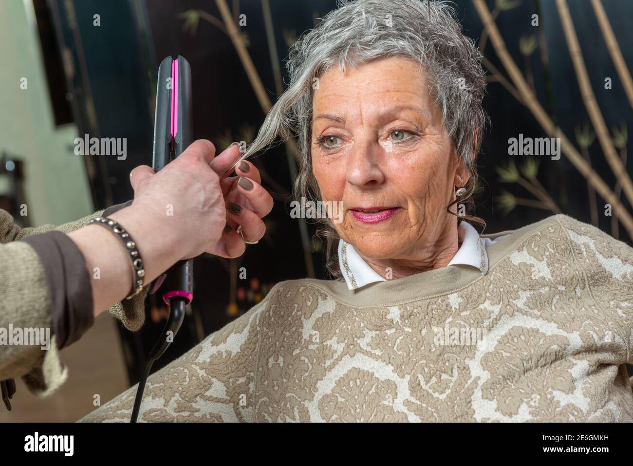Silver Ager, Damen mittleren und höheren Alters beim Friseur Stock Photo