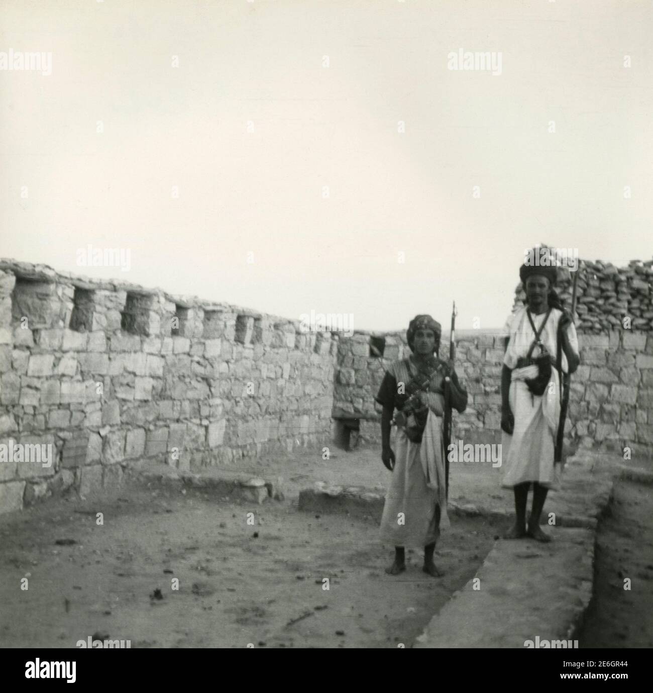 Soldiers guarding the fort of Marib, Yemen 1950s Stock Photo