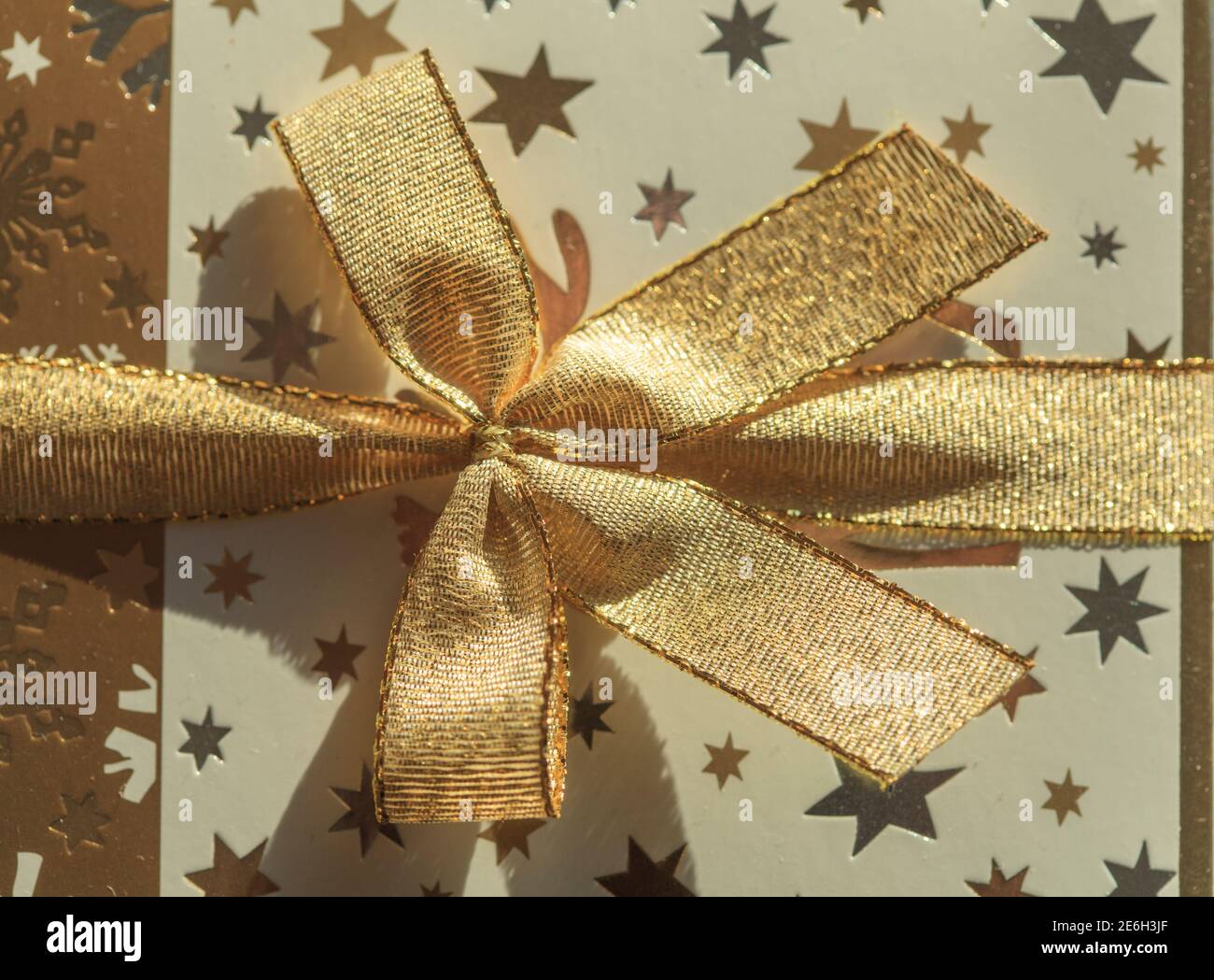 Goldene Schleife, Geschenkpapier, Weihnachtspapier, Geschenk, Dekoration Stock Photo