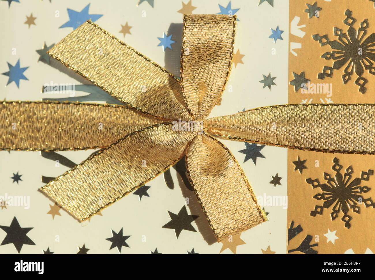 Goldene Schleife, Geschenkpapier, Weihnachtspapier, Geschenk, Dekoration Stock Photo