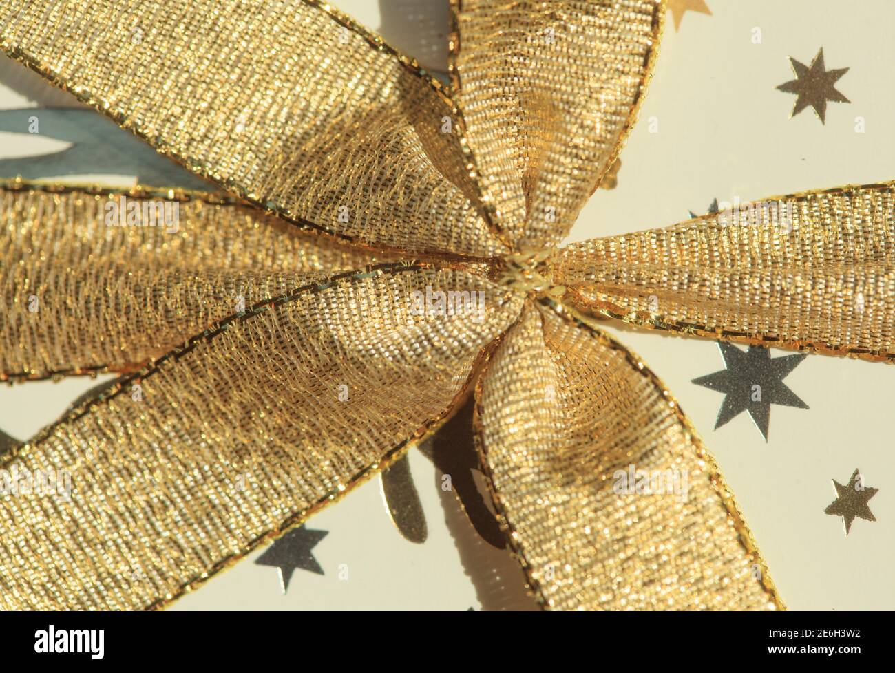 Goldene Schleife, Geschenkpapier, Weihnachtspapier, Geschenk, Dekoration Stock Photo