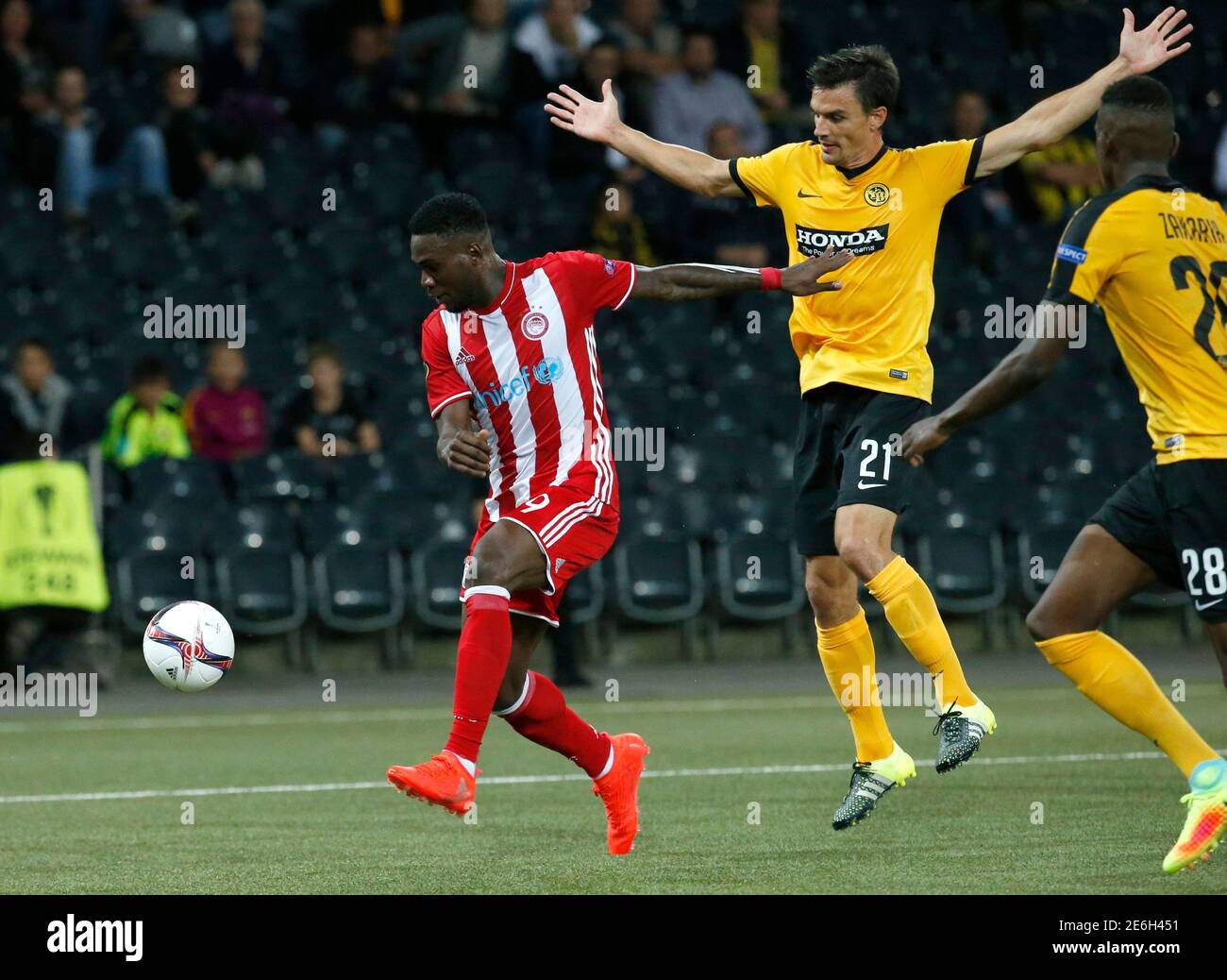 Football Soccer - BSC Young Boys v Olympiacos - UEFA Europa League group  stage - Stade de Suisse, Bern, Switzerland - 15/09/16 Olympiacos' Brown  Ideye fights for the ball with BSC Young