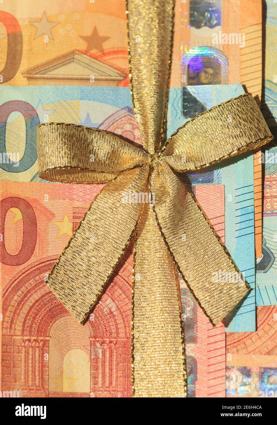 Euroscheine mit goldener Schleife  als Geschenk Stock Photo