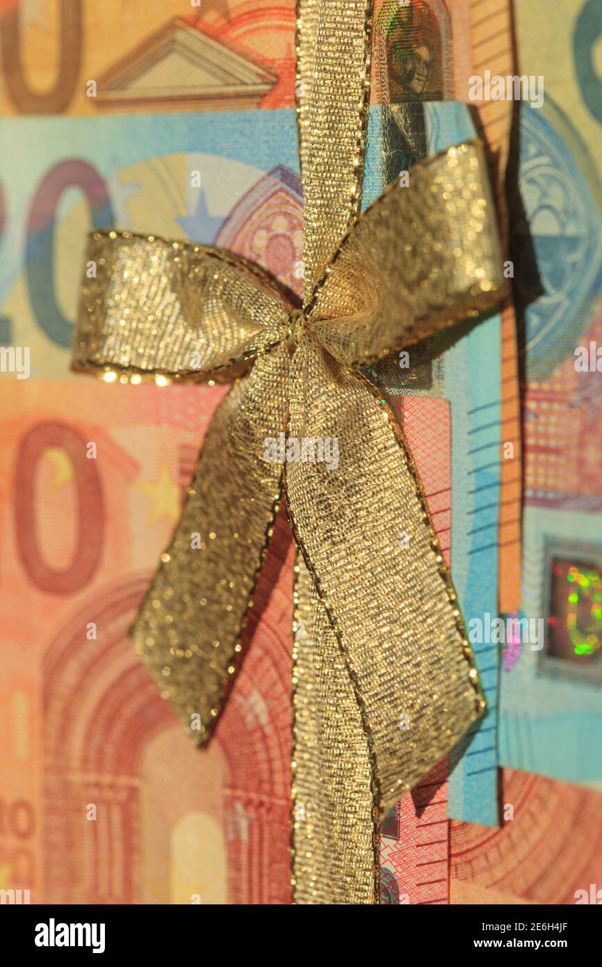 Euroscheine mit goldener Schleife  als Geschenk Stock Photo