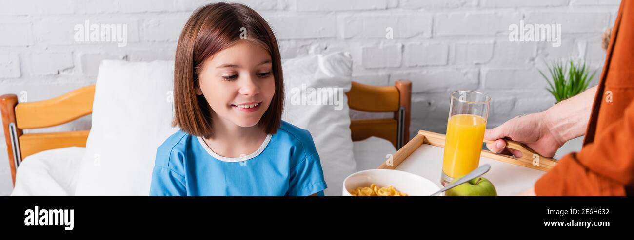 Kids with trays of food hi-res stock photography and images - Alamy