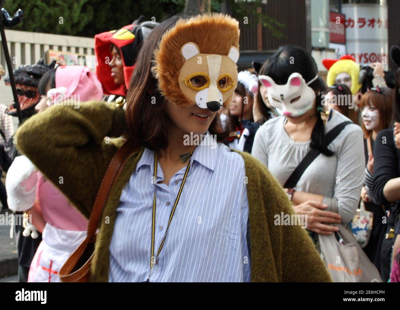 Participants wearing animal masks, attend an annual ghost cat "Bakeneko"  festival in Tokyo, Japan, October 16, 2016. Picture taken October 16, 2016.  REUTERS/Miyu Ando Stock Photo - Alamy