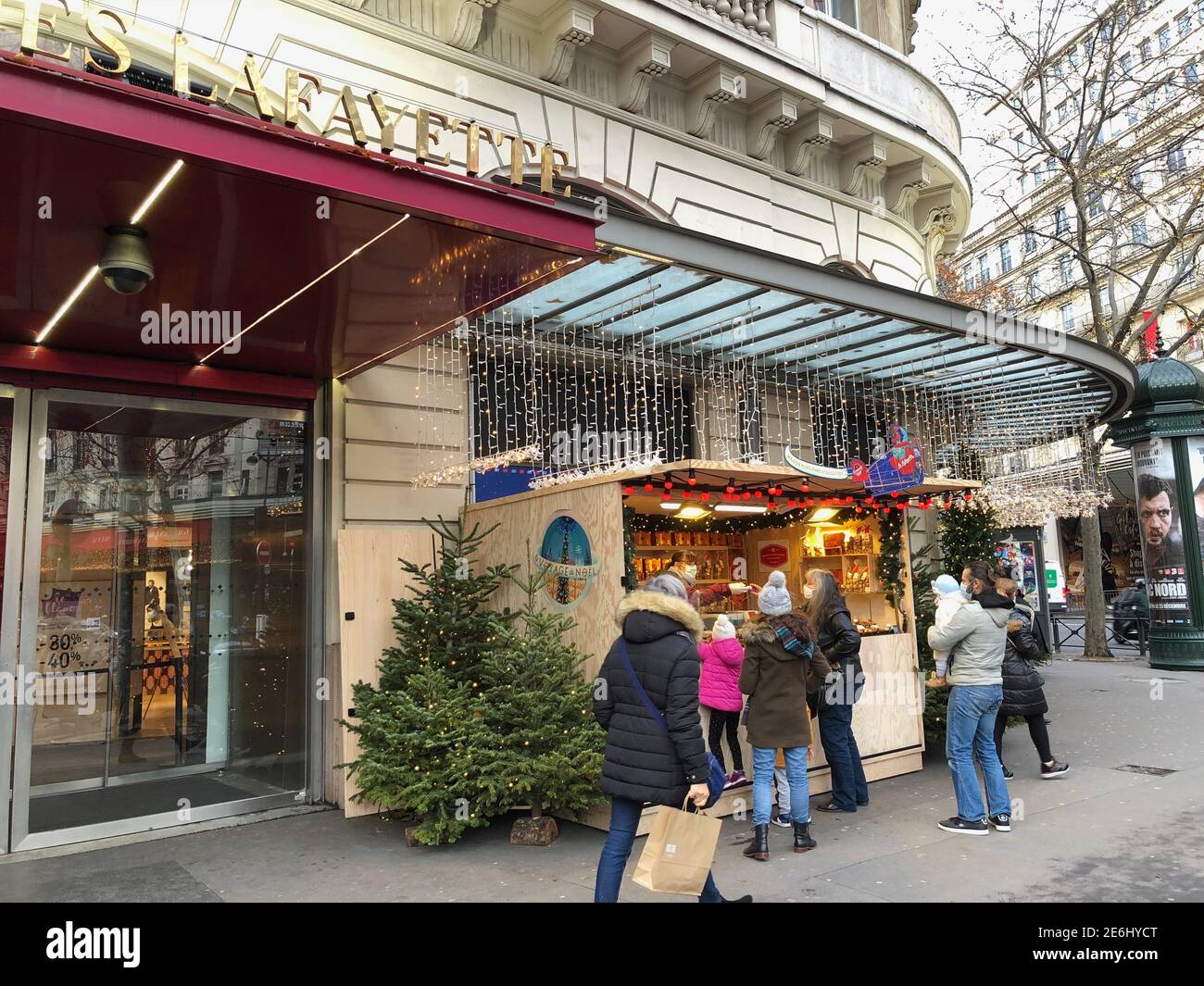 Paris, France, Tourists, Family, Shopping at Christmas Market, Chalets,  Outside Galeries Lafayette, French Department Store, Christmas in Paris  Stock Photo - Alamy