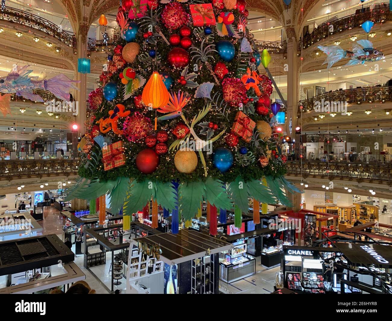 Paris, France, Christmas Tree on Display in Atrium of French Department  Store, Galeries Lafayette, contemporary retail interior design Stock Photo  - Alamy