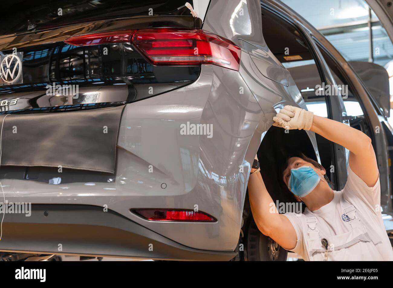 Dresden, Germany. 29th Jan, 2021. The underbody is assembled on an ID.3