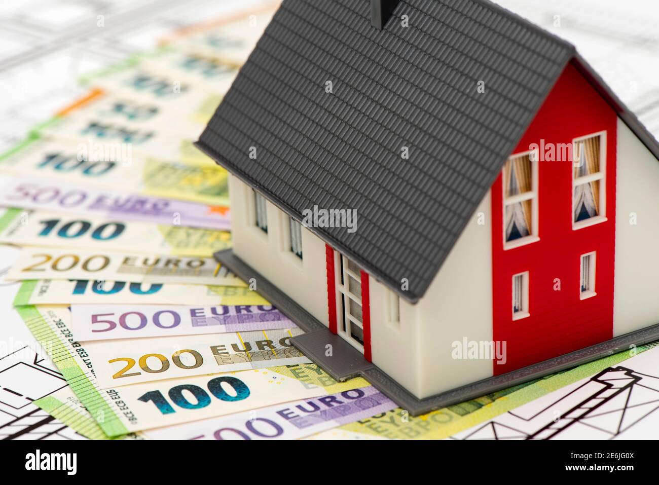 Modellhaus mit vielen Euro Banknoten Stock Photo