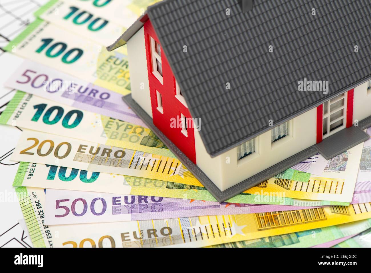 Modellhaus mit vielen Euro Banknoten Stock Photo