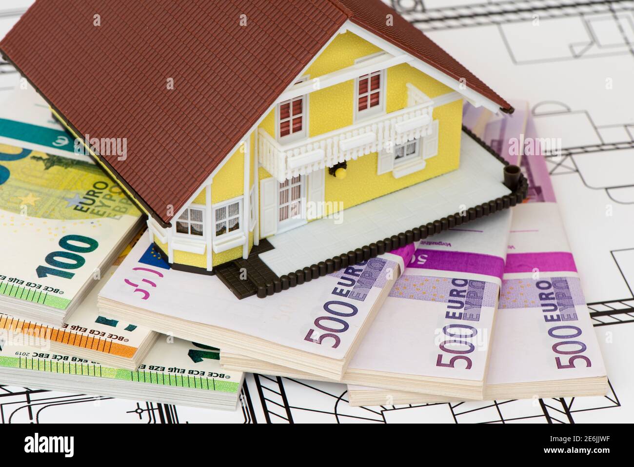 Modellhaus mit vielen Euro Banknoten Stock Photo