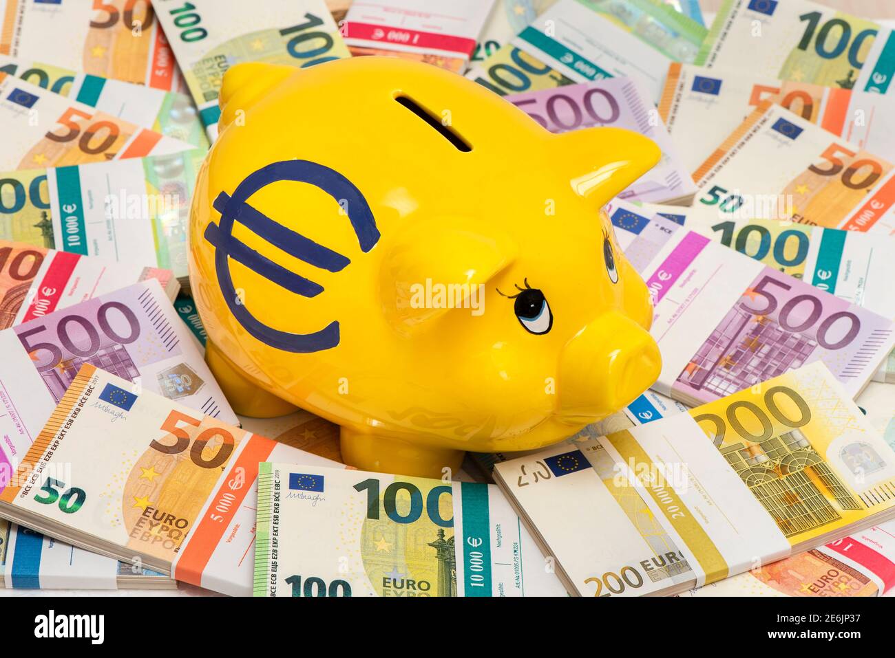 Euro Sparschwein mit Euro Geldbündel Stock Photo