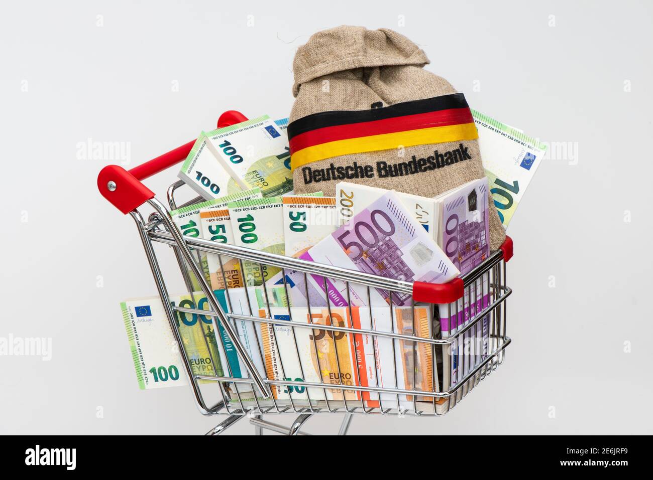 Einkaufswagen mit Euro Geldbündel Stock Photo