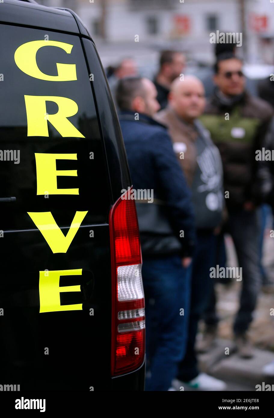 Striking French taxi drivers block the streets during a protest in  Marseille southern France, February 6, 2008. The National Taxi Owners'  Federation is fighting against a scheme to solve the country's chronic  shortage of taxis by the abolition of tight quotas and ...