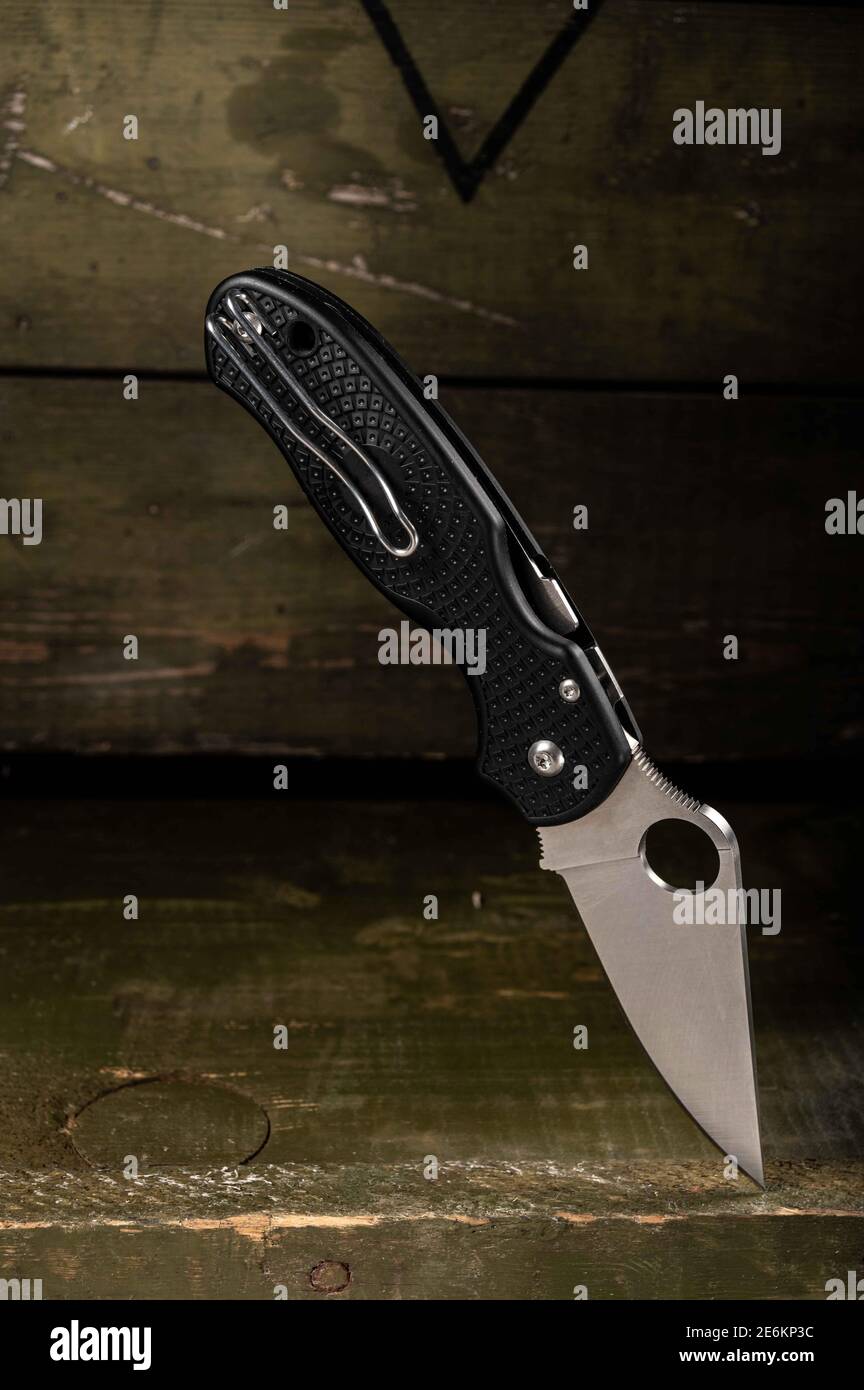 Knife with a unique lock. A knife with a lightweight handle. Vertical