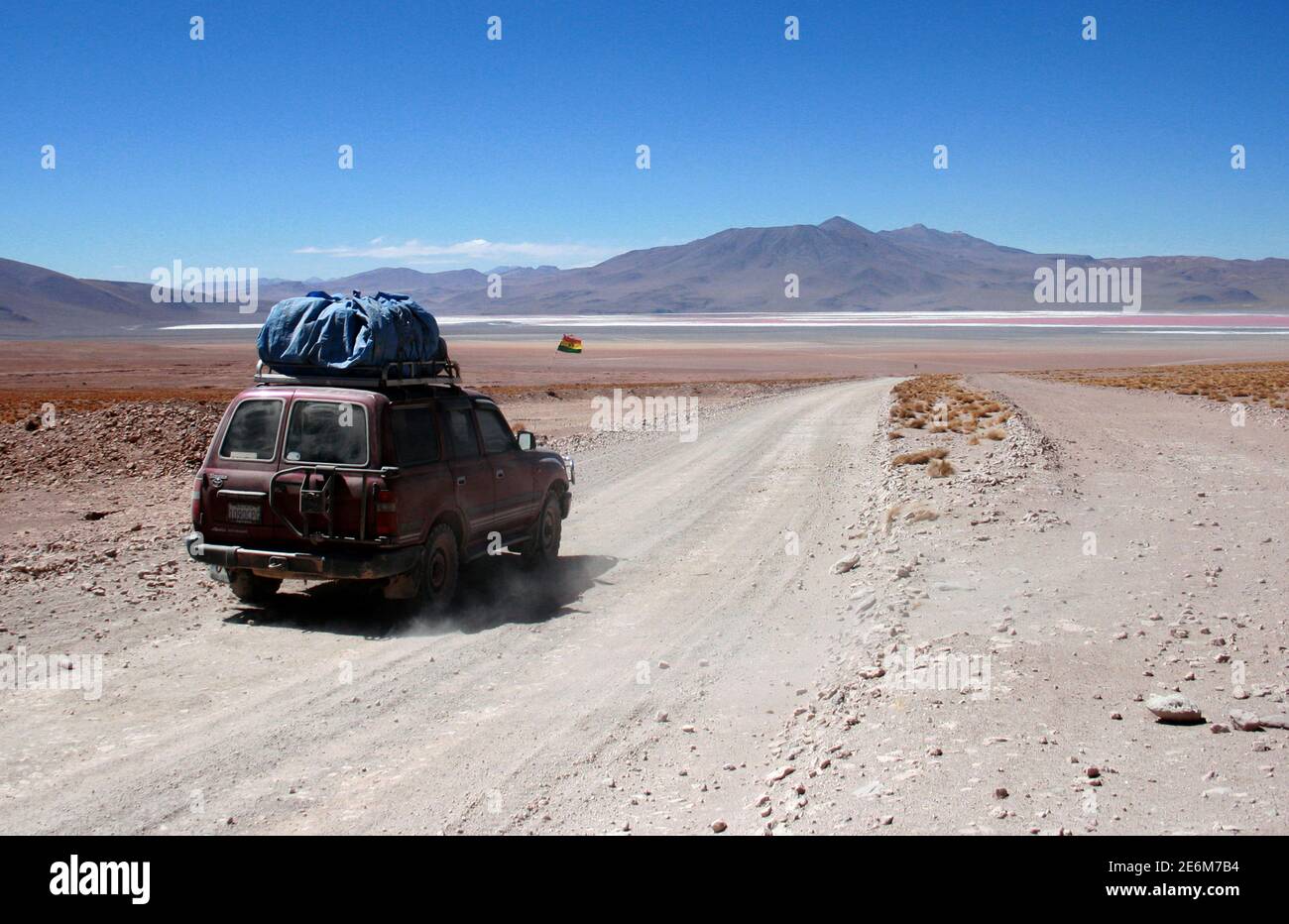 An off-road vehicle stands on October 15, 2009 on a runway in the Altiplano of the Andes on the way from San Pedro de Atacama (Chile) to Uyuni, Bolivia. Tourists from all over the world take the opportunity to explore the 'Reserva Nacional de Fauna Andina Eduardo Abaroa' national park by jeep. Photo: Hauke Schroder | usage worldwide Stock Photo