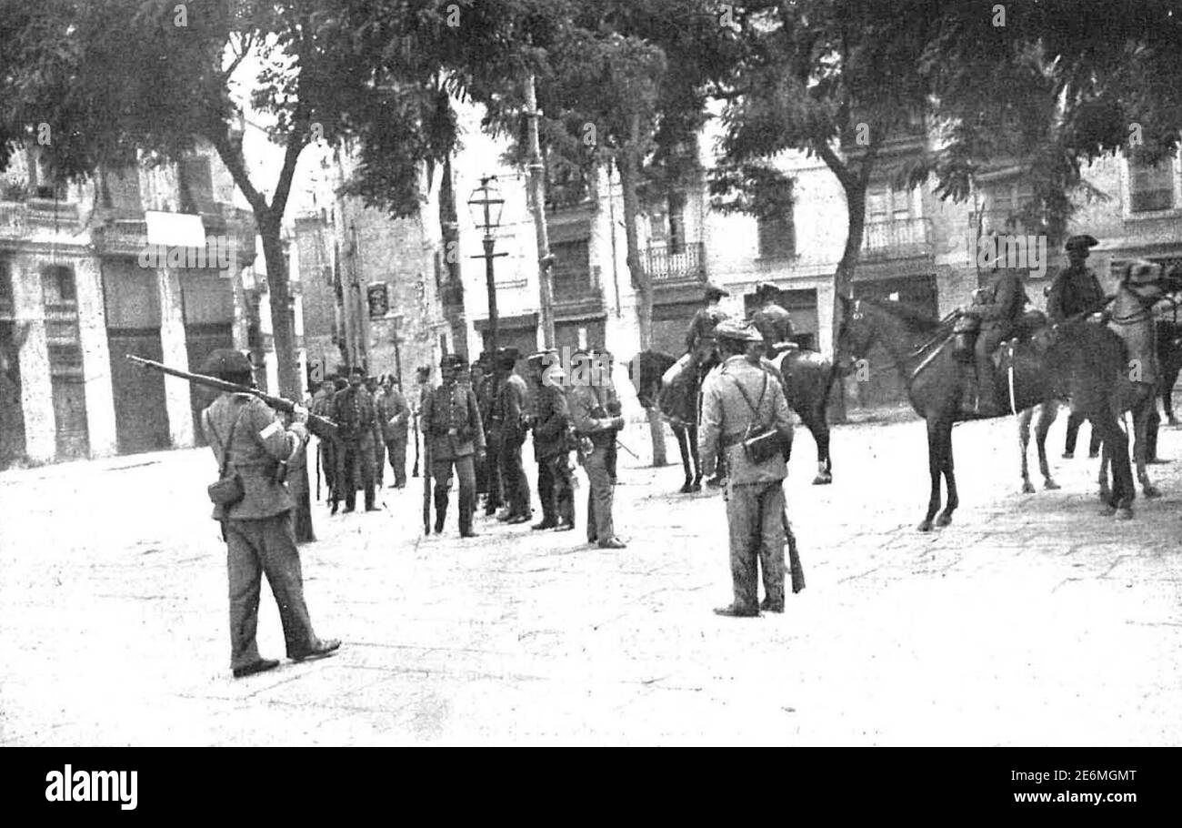 Periódico Nuevo Mundo, 27 de julio de 1917. La Plaza de Mosen Sorell, ocupada por la Guardia Civil al iniciarse los disturbios el dia 20 de Julio de 1917. Museum: BIBLIOTECA NACIONAL DE ESPAÑA, MADRID. Stock Photo