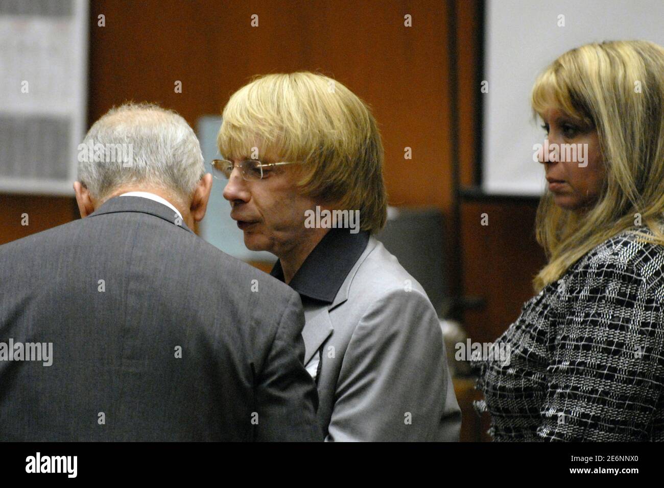 Music producer Phil Spector (C) speaks with his attorney Roger Rosen (L) as defense attorney Linda Kenny Baden listens during Spector's murder trial in Los Angeles Superior Court in Los Angeles, California May 9, 2007. Spector is accused of killing actress Lana Clarkson in his home in 2003.   REUTERS/Jamie Rector/Pool   (UNITED STATES) Stock Photo