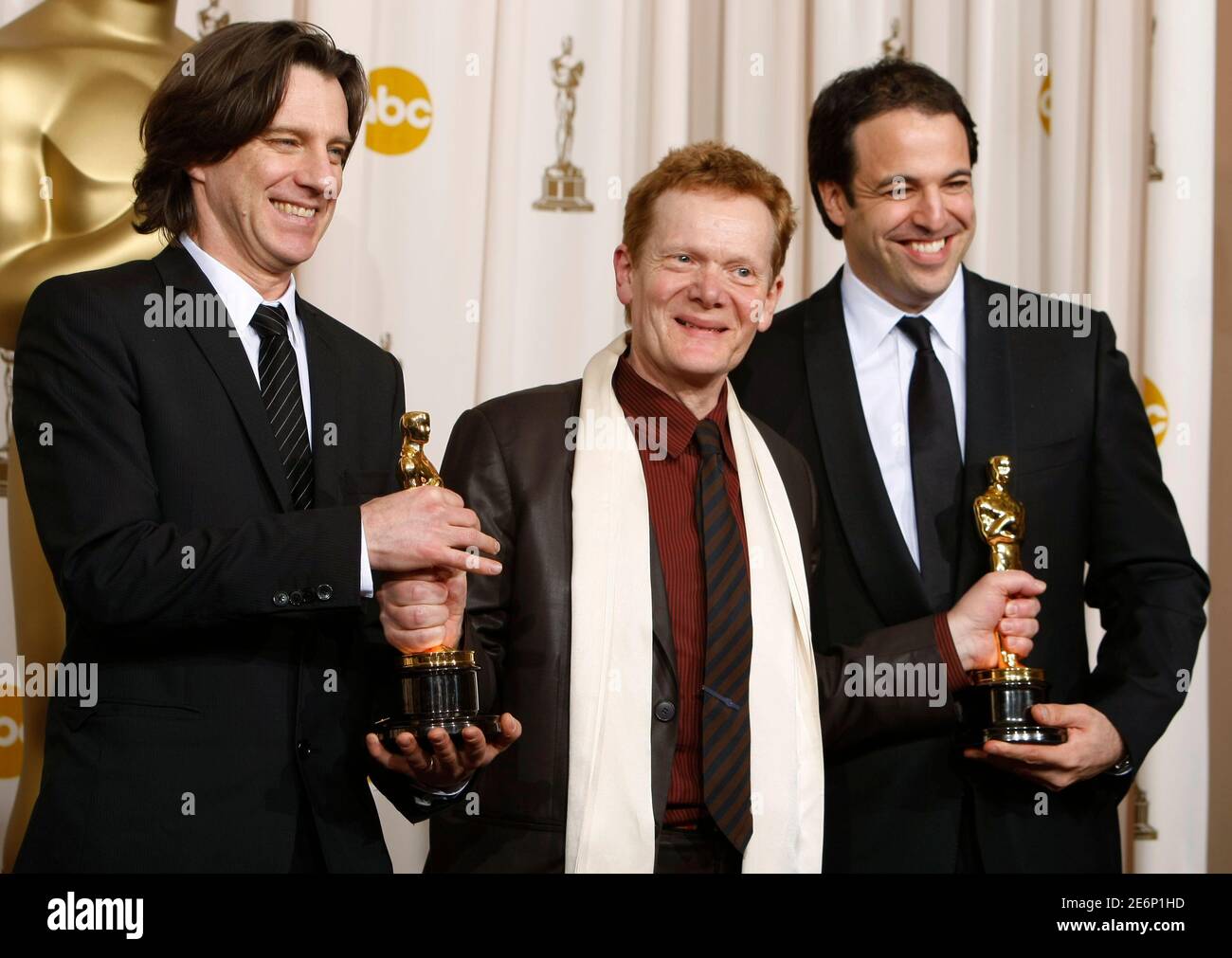 Oscar winners for the documentary feature 'Man On Wire' Simon Chinn (R) and James Marsh (L) pose with Philippe Petit, whose story is told in the film,' backstage at the 81st Academy Awards in Hollywood, California, February 22, 2009.  REUTERS/Mike Blake  (UNITED STATES) (OSCARS-BACKSTAGE) Stock Photo