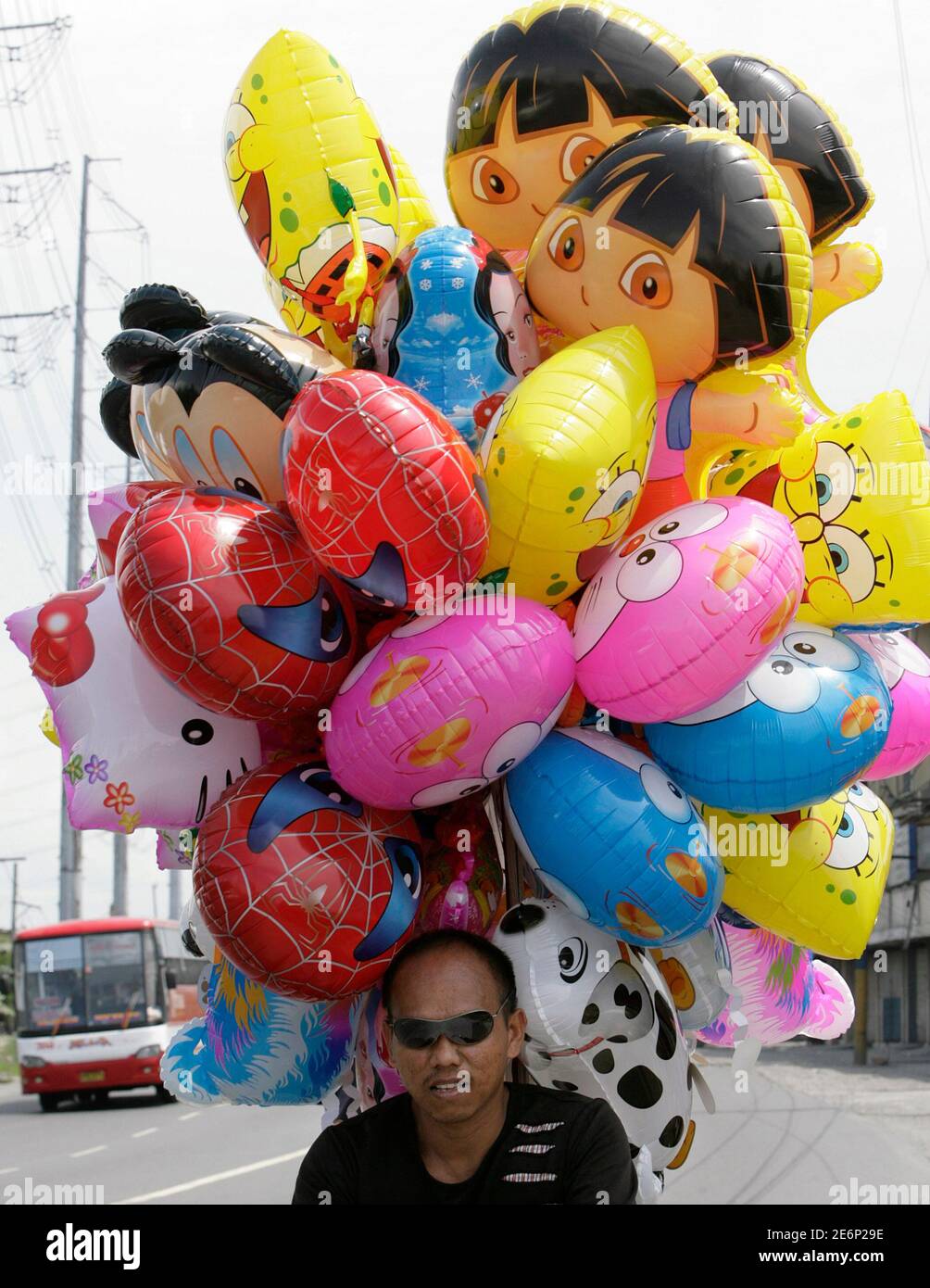 A peddler sells balloons of cartoon characters for 85 pesos ($) along a street in Manila May 28, 2009. REUTERS/Cheryl Ravelo (PHILIPPINES SOCIETY EMPLOYMENT BUSINESS Stock Photo - Alamy A peddler sells balloons of cartoon characters for 85 pesos ($) along a street in Manila May 28, 2009. REUTERS/Cheryl Ravelo (PHILIPPINES SOCIETY EMPLOYMENT BUSINESS Stock Photo - Alamy