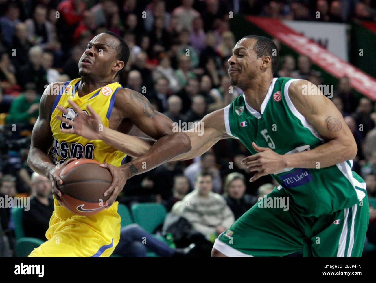 Daniel Ewing (L) of Poland's Asseco Prokom fights for the ball with Marcus  Brown of Lithuania's Zalgiris during their men's Euroleague basketball game  in Kaunas March 3, 2010. REUTERS/Ints Kalnins (LITHUANIA -