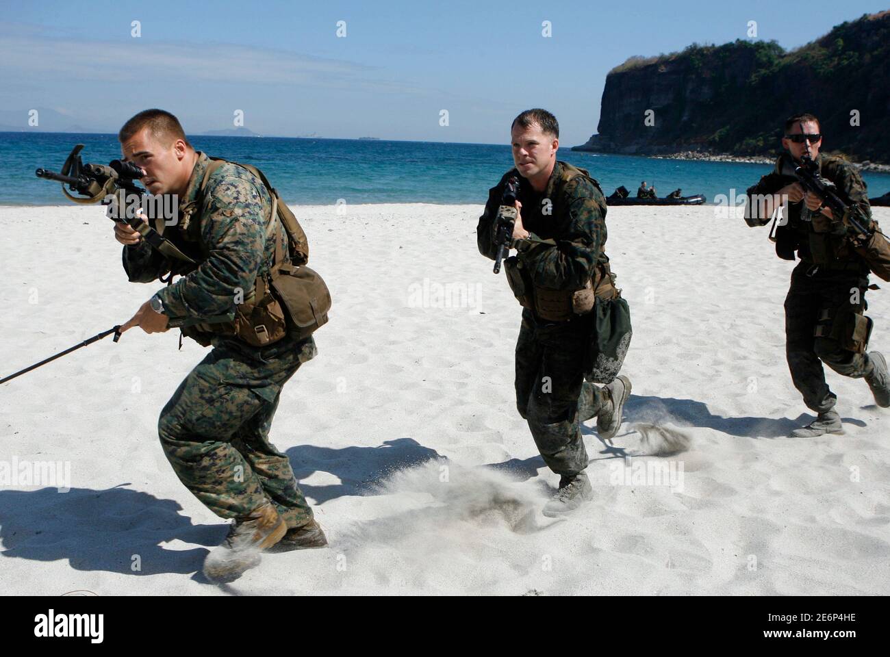 U.S Marines of Battalion Landing Team 2/7 Fox Company perform a mock assault during the annual U.S.-Philippines war exercises at a marine base in Ternate, Cavite March 9, 2010. The annual military exercise between the two countries' main focus this year will be on disaster, rescue and relief operations.       REUTERS/Erik de Castro (PHILIPPINES - Tags: MILITARY POLITICS) Stock Photo