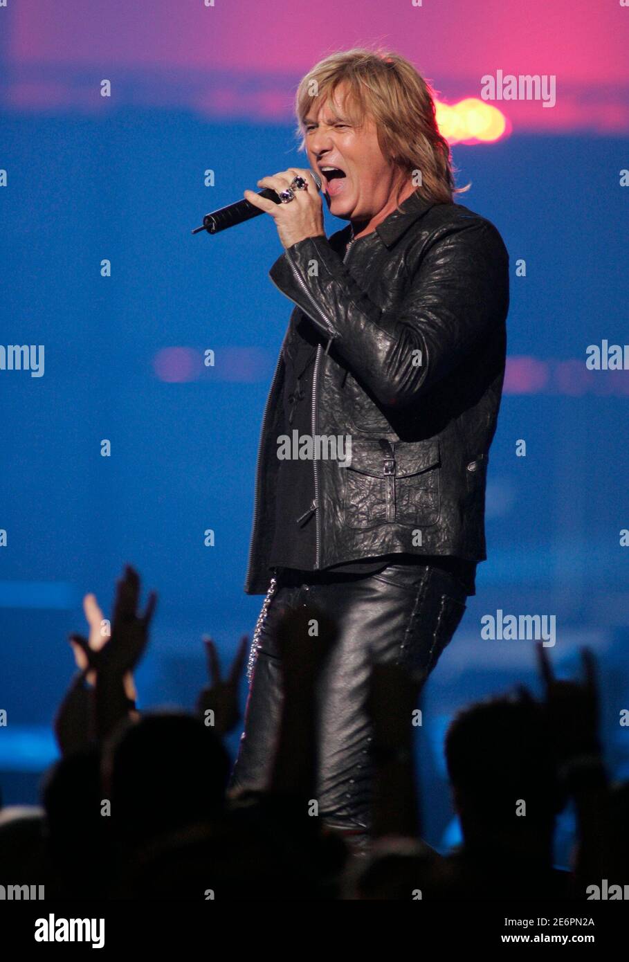Def Leppard singer Joe Elliott performs during the VH1 Rock Honors concert at the Mandalay Bay Events Center in Las Vegas, Nevada May 25, 2006. The show, honoring the legends of hard rock, will be broadcast May 31 on the VH1 network. [The tribute show celebrates the music and influence of Queen,  Def Leppard, Judas Priest and KISS.] Stock Photo
