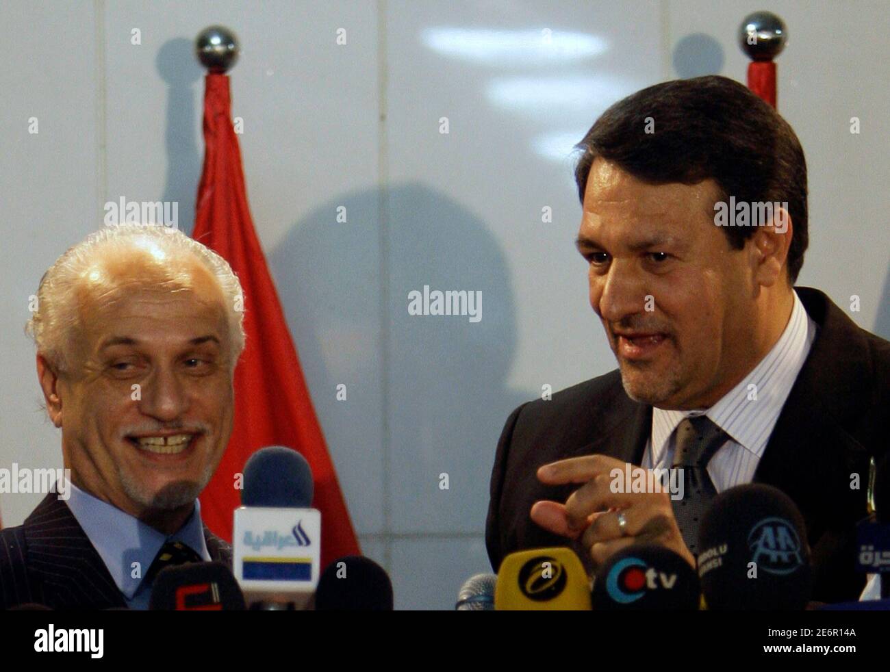 Iraq's Oil Minister Hussein al-Shahristani (L) and Iraqi government spokesman Ali al-Dabbagh hold a joint news conference in Baghdad June 10, 2009. The Baghdad government will not pay firms that signed independent deals with Iraq's Kurdish region for the development of the Taq Taq and Tawke oilfields, Shahristani said on Wednesday. REUTERS/Atef Hassan (IRAQ BUSINESS ENERGY POLITICS) Stock Photo