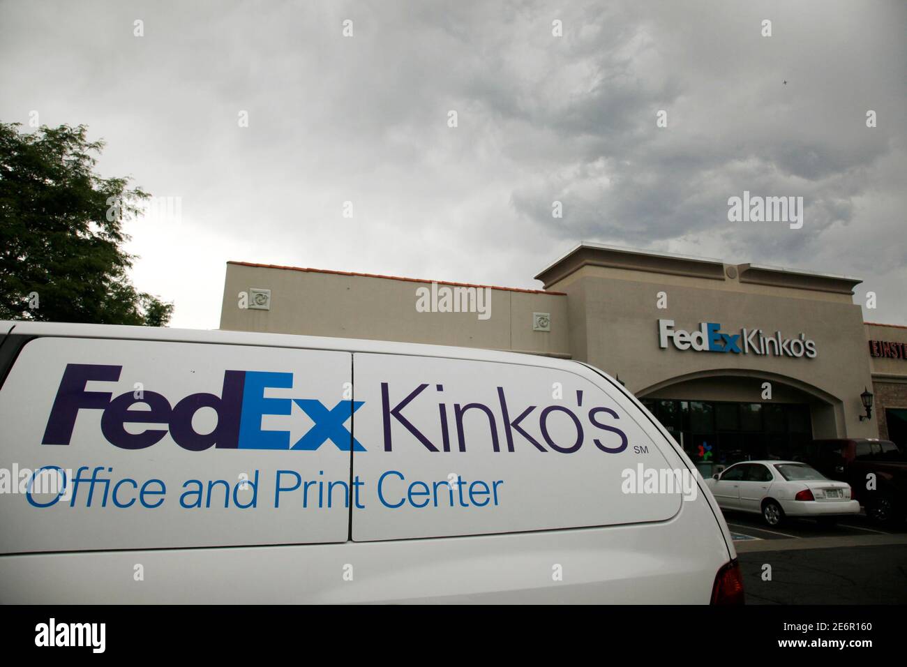 Fedex kinkos hi-res stock photography 