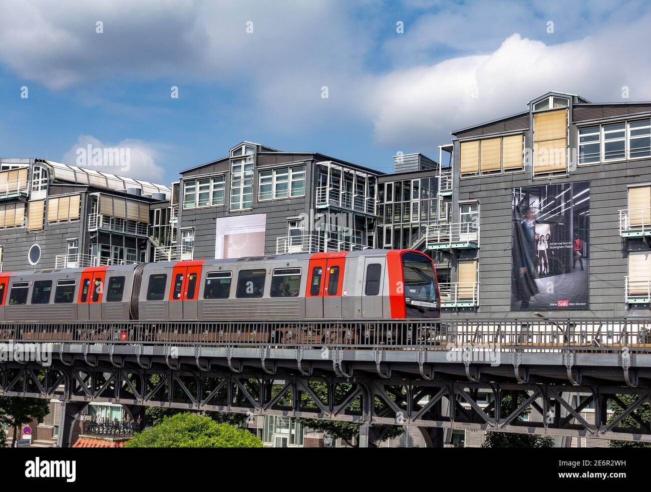 The U-Bahn Hochbahn passing the Gruner and Jahr publishing house in Hamburg, Germany Stock Photo