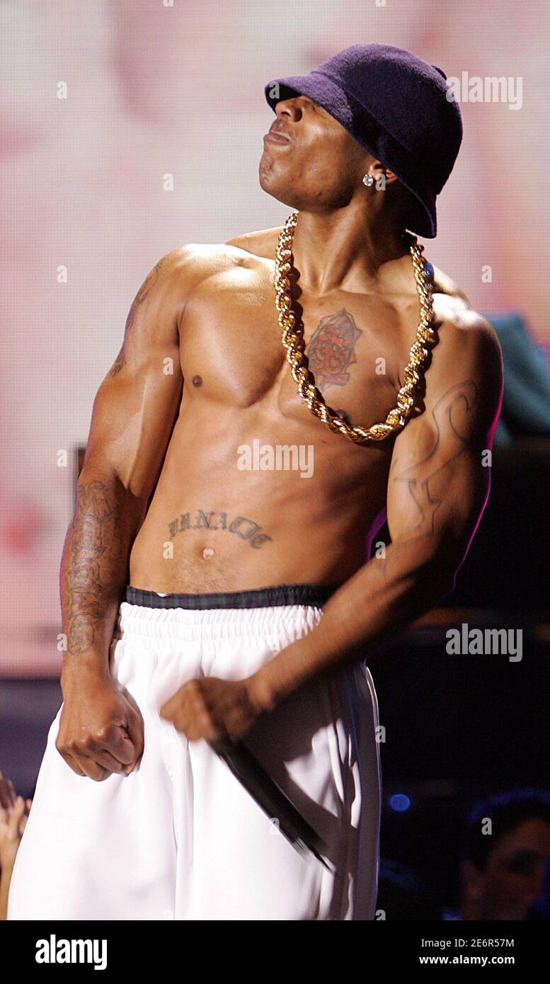 Nelly performs during the VH1 Hip Hop Honors in New York City on September  22, 2005. The show will air on September 26. REUTERS/Seth Wenig Stock Photo  - Alamy