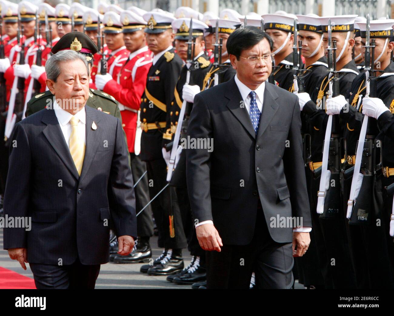 Thai Prime Minister Surayud Chulanont (L) and Laos Prime Minister ...