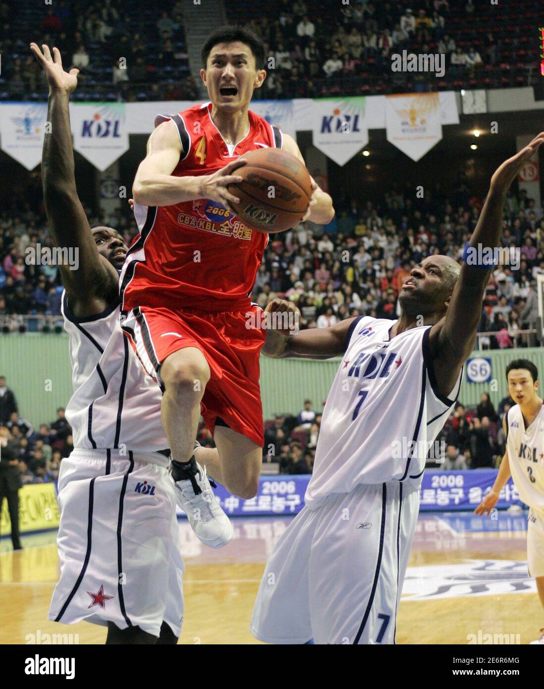 Du Feng (C) from China's Continental Basketball Association (CBA) takes the  ball to the basket as Nigel Dixon (L) and Charles Ornaud Minlend from South  Korea's Korean Basketball League (KBL) defend during